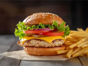 Hamburguesa crujípollo y papas