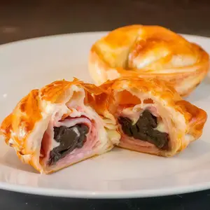 Empanada de panceta, ciruela