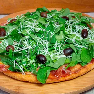 Pizza con jamón crudo y rúcula