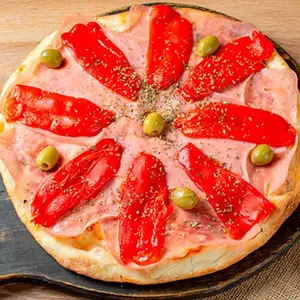 Pizza con jamón y morrones