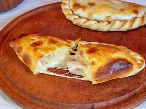 Empanada de jamón al roquefort