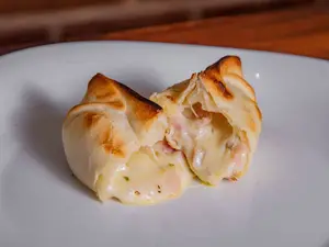 Empanada de jamón y queso