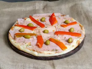 Pizza grande de jamon morrones