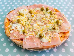 Pizza grande de jamon Y huevo