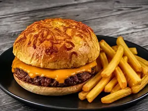 Cheese Burger con papas fritas