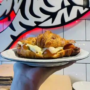 Croissant con queso y cherrys