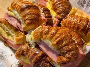Medialuna con jamón y queso x1