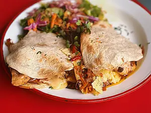 Quesadilla de pollo con guarnición