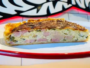 Tarta de queso, cebolla y panceta