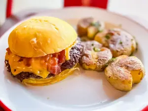 Cheddar dalone burger