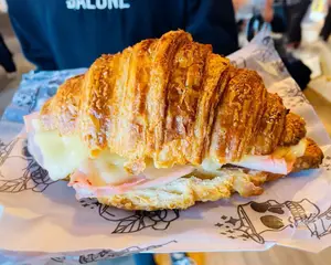 Croissant con jamón y queso