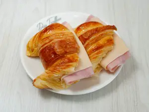 Medialunas con jamon y queso