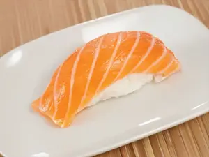 Niguiri de salmón rosado x5