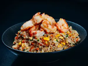 Yakimeshi con langostinos