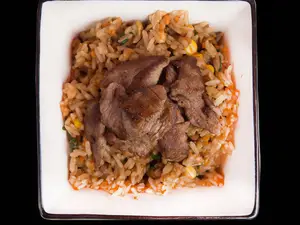 Yakimeshi con lomo