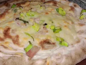 Pizza muzzarella y puerros