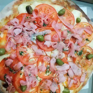 Pizza napolitana y jamón