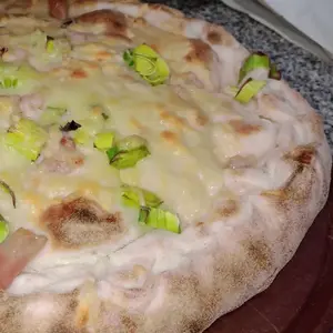 Pizza rellena panceta y puerro