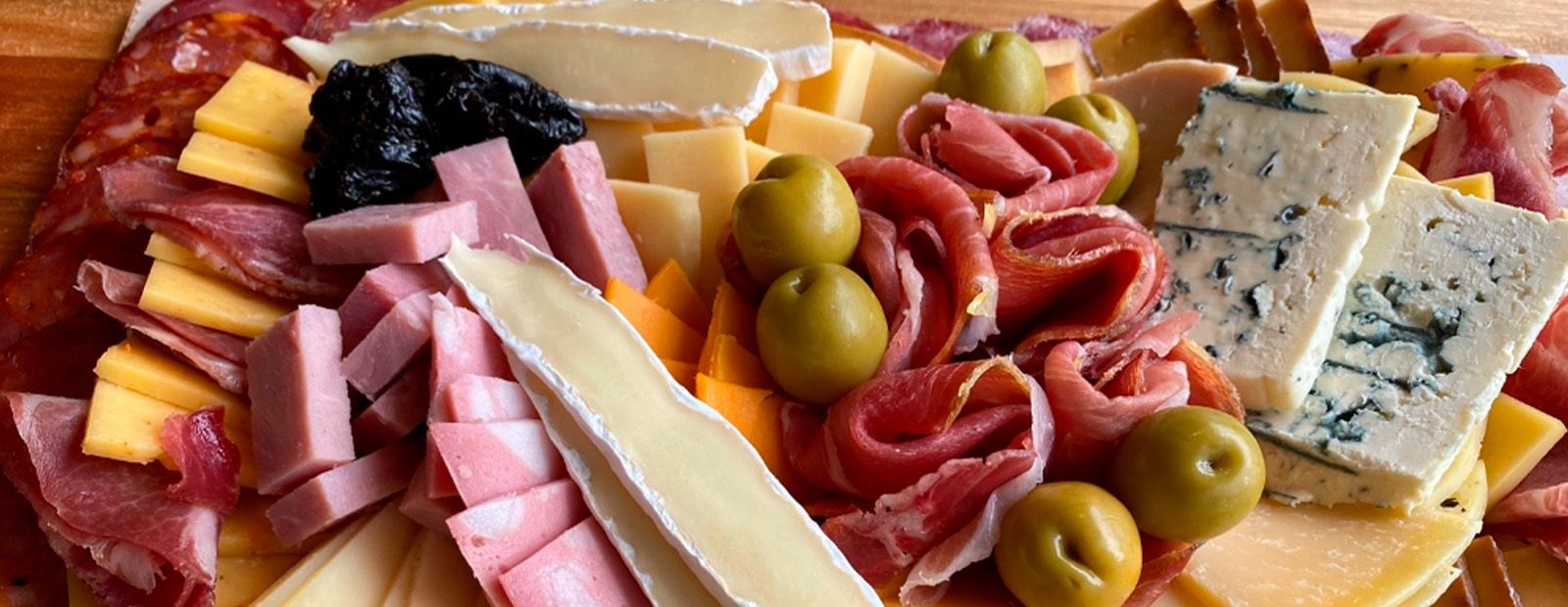 Portada de De Mi Tierra Almacen De Picadas Quesos Y Regionales