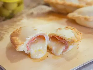 Empanada De Jamón Y Queso