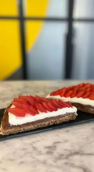 Nuez con crema y frutillas