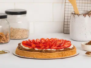 Torta de nuez y frutillas 22cm
