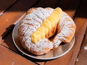 Medialuna con crema pastelera