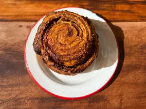 Roll de coco y dulce de leche