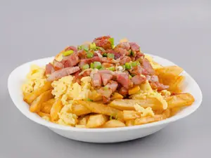 Papas con cheddar y panceta