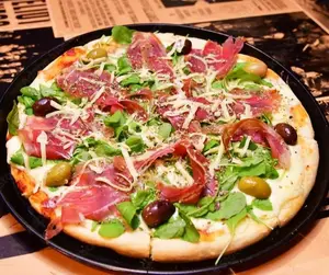 Pizza ind crudo y rúcula