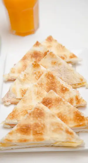 Tostado miga crudo y queso