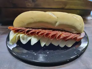 Sándwich cheddar y lomo