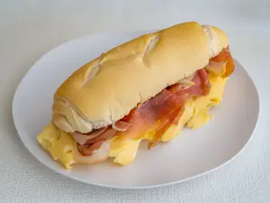 Sándwich clásico jamón crudo