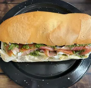 Sándwich crudo y pesto