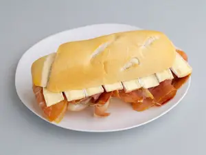 Sándwich Especial Crudo Y Brie