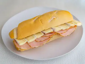 Sándwich lomito y brie