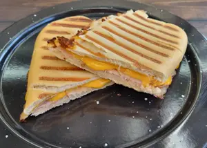 Tostado De Cheddar Y Lomito