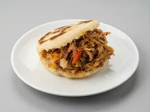 Arepa de carne mechada