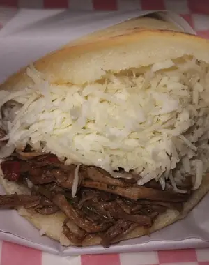 Arepa mechada y queso amarillo