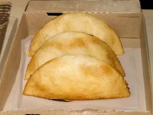 Desmechada y queso amarillo