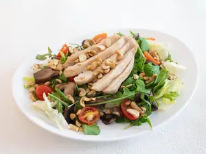 Ensalada de pollo y castañas