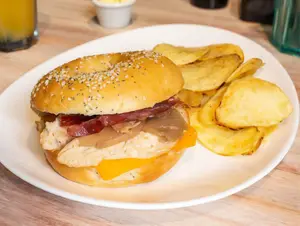 Sánd de pollo y bacon crocante