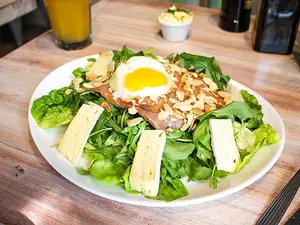 Ensalada de salmón brie huevo