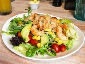 Ensalada langostinos y mango
