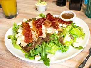 Ensalada pollo, bacon crocante