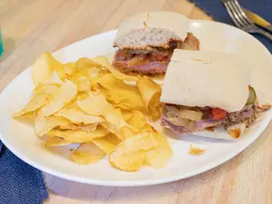 Sándwich de carne y salsa bbq