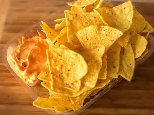 NACHOS CON CHEDDAR