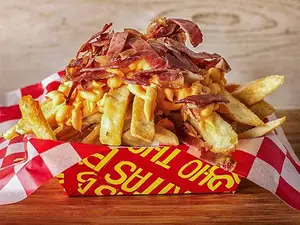 Papas con cheddar y panceta