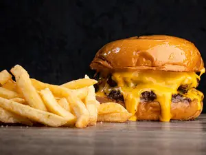 SICKCHEDDAR TRIPLE CON PAPAS