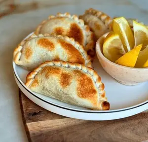 Empanada de carne cortada a cuchillo